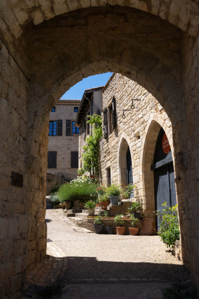 Arcade dans le village de Puycelsi