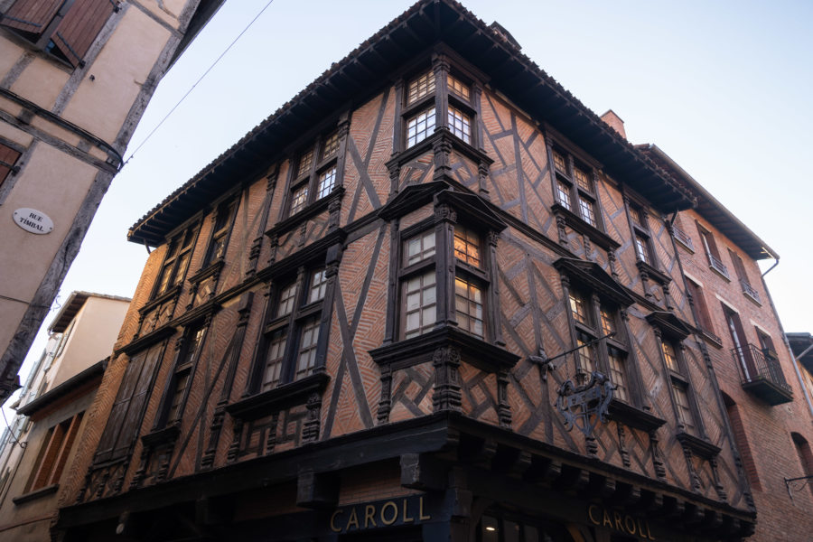 Ville d'Albi, vieille maison rouge à colombages