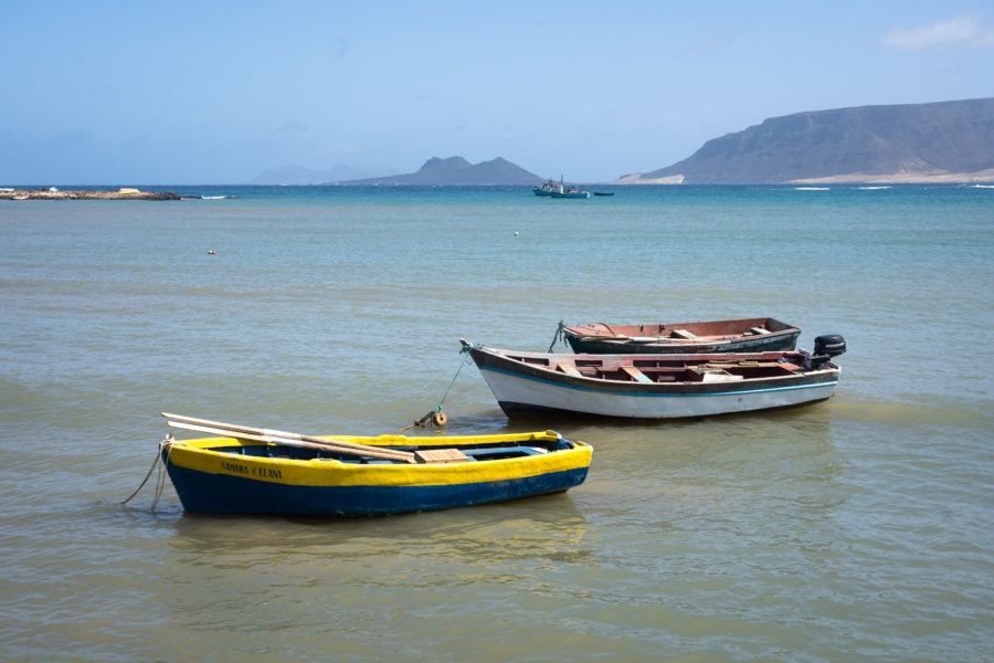 Barques à Baia das Gatas, île de Sao Vicente