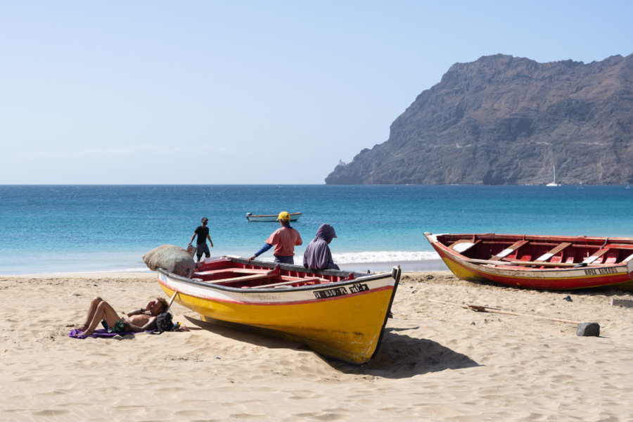 Bateaux sur la plage de Sao Pedro au Cap Vert