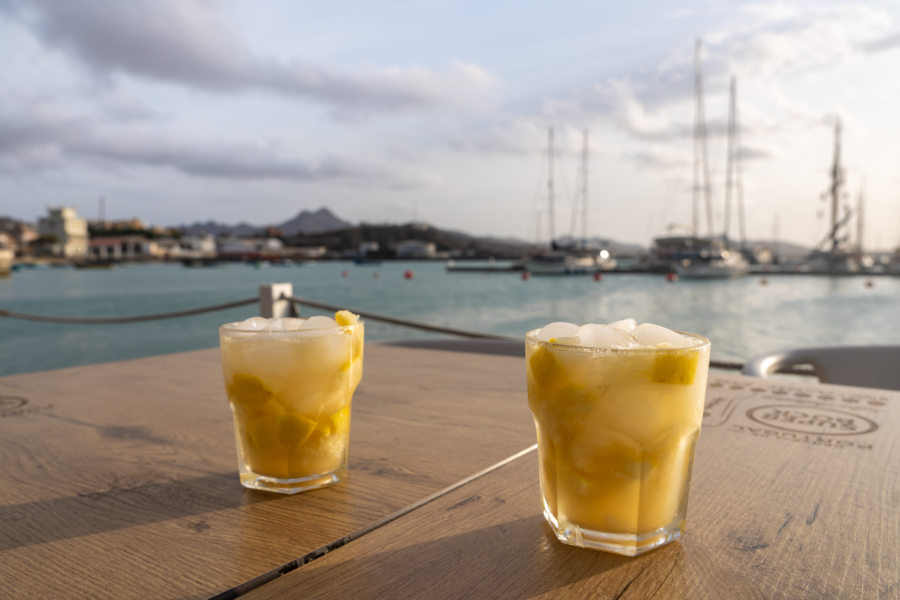 Caipirinhas, bar en bord de mer à Mindelo