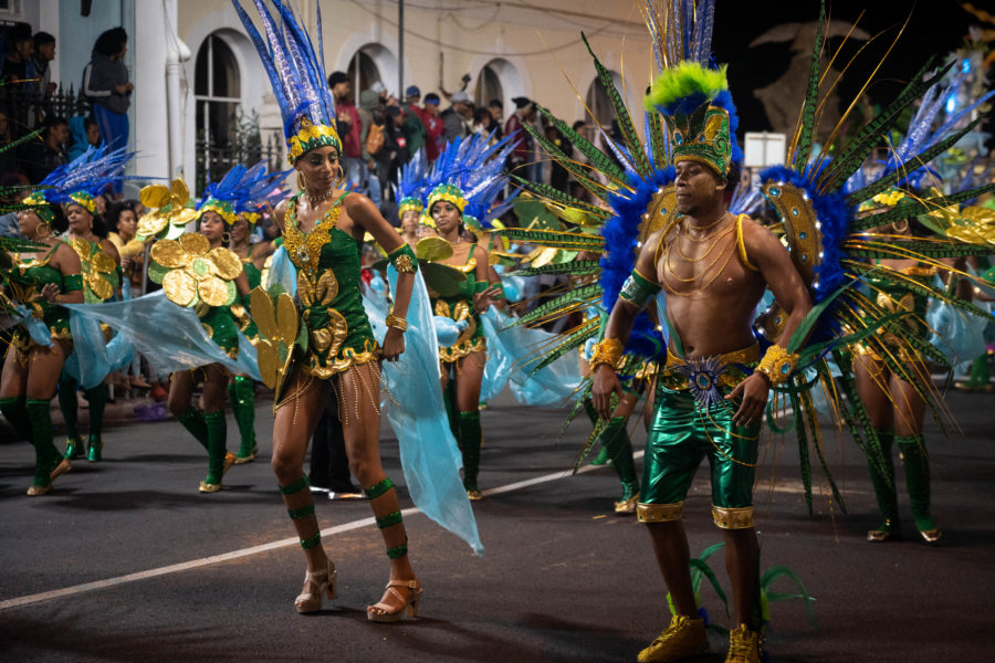 Danseurs qui défilent au carnaval de Mindelo au Cap-Vert