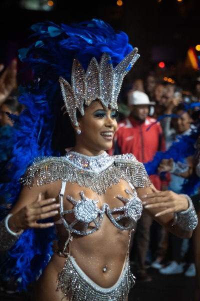 Sambista, danseuse à plumes au carnaval de Mindelo