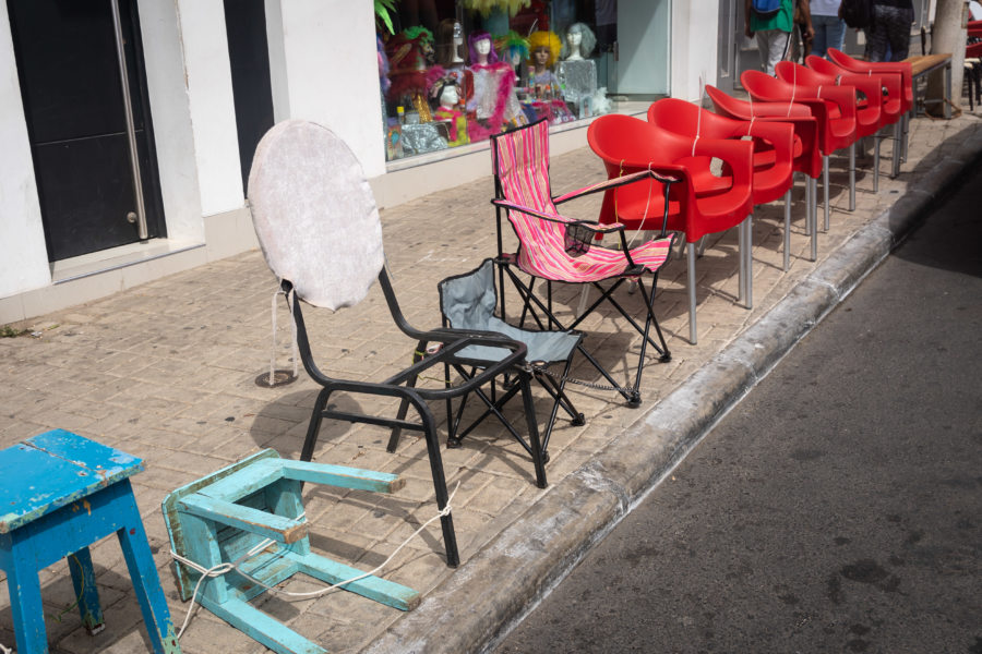 Chaises pour réserver ses places au carnaval de Mindelo