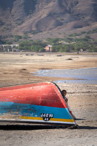 Enfant et barque sur la plage de Sao Pedro à Sao Vicente