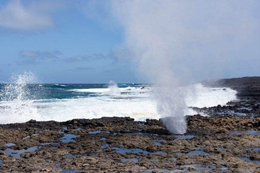 Geyser dans la roche volcanique à Calhau