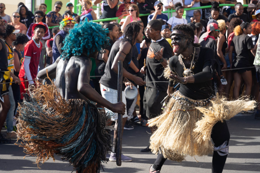 Danseurs à l'enterrement du carnaval de Mindelo