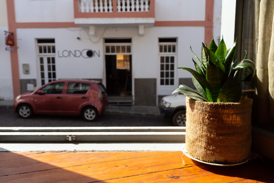 Café verde dans le marché central de Mindelo