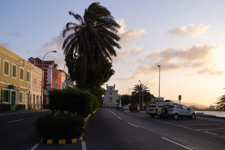 Ville de Mindelo au coucher du soleil