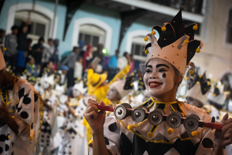 Musicienne déguisée au Carnaval de Mindelo, Cap-Vert