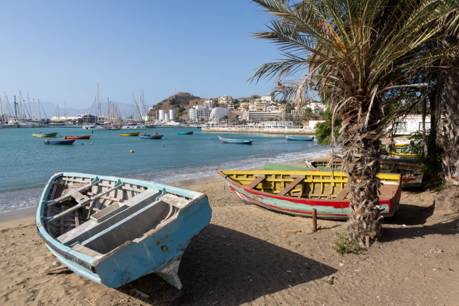 Barques sur la plage de Mindelo, Sao Vicente