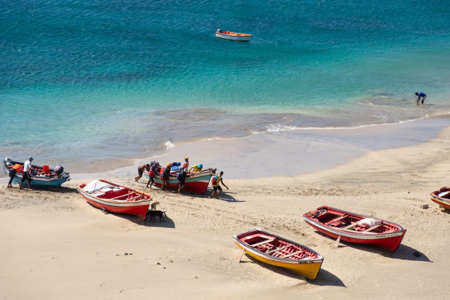 Bateaux sur la plage de Sao Pedro, île de Sao Vicente