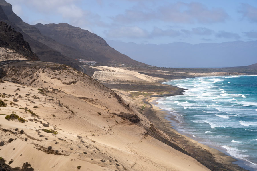 Route au-dessus du sable et de la mer à Sao Vicente