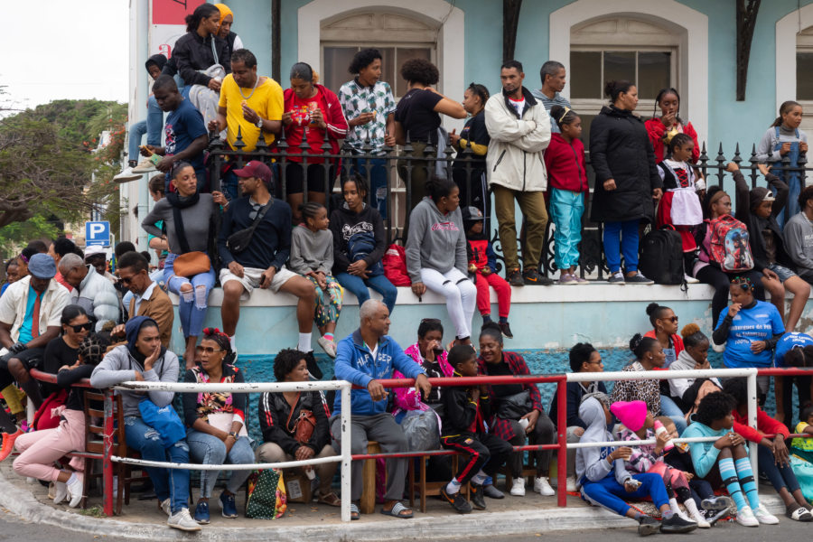 Spectateurs au carnaval de Mindelo au Cap-Vert