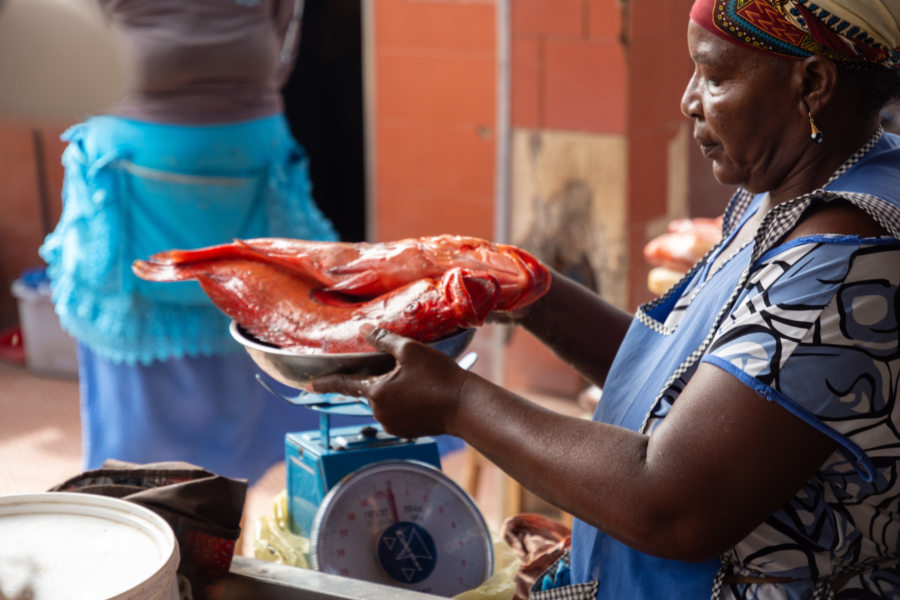 Vendeuse de poissons au marché de Mindelo