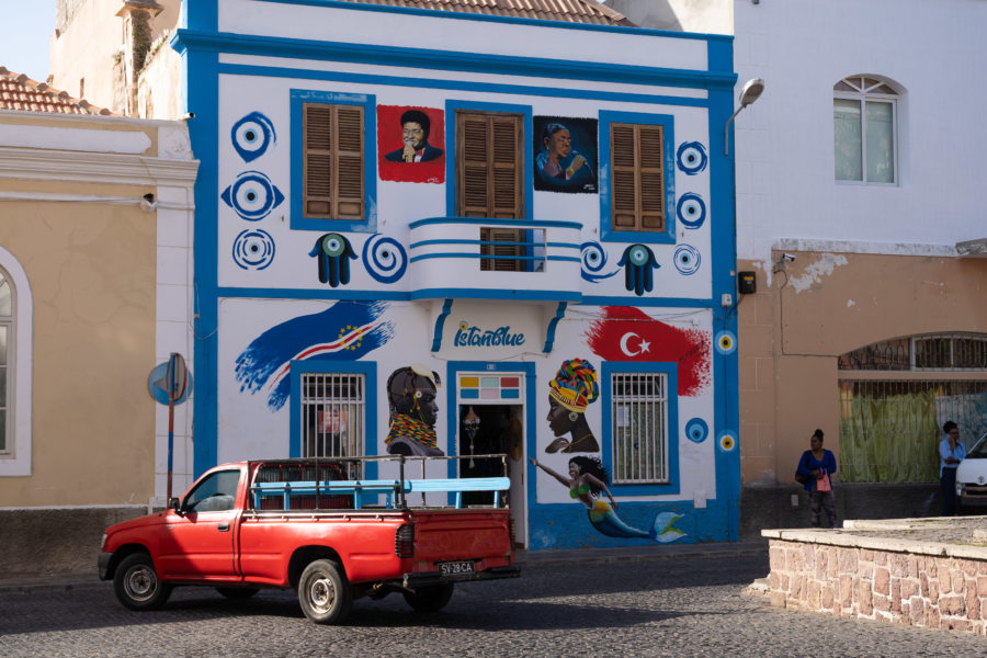 Visite de Mindelo, façade colorée