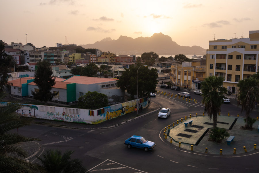 Vue sur Mindelo au coucher du soleil