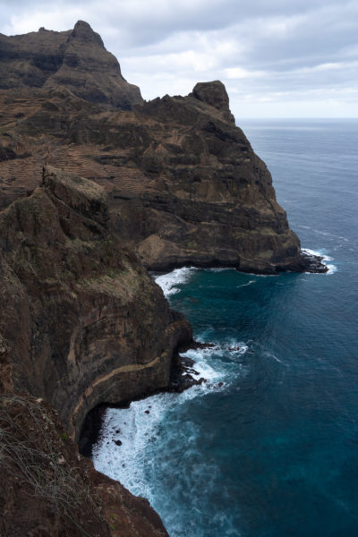 Falaise au-dessus de l'océan à Ponta do Sol, Cap-Vert