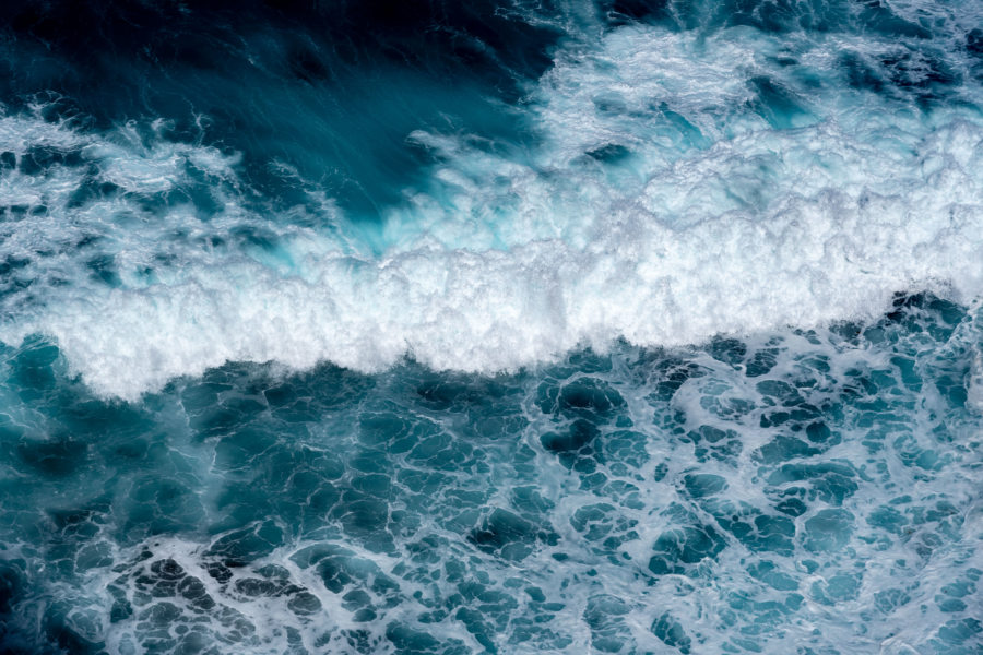 Vagues dans l'océan à Santo Antao