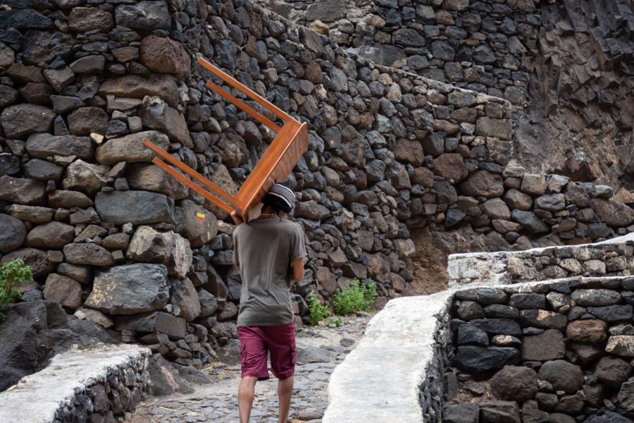 Randonnée avec une chaise à Corvo, entre Ponta do Sol et Cruzinha