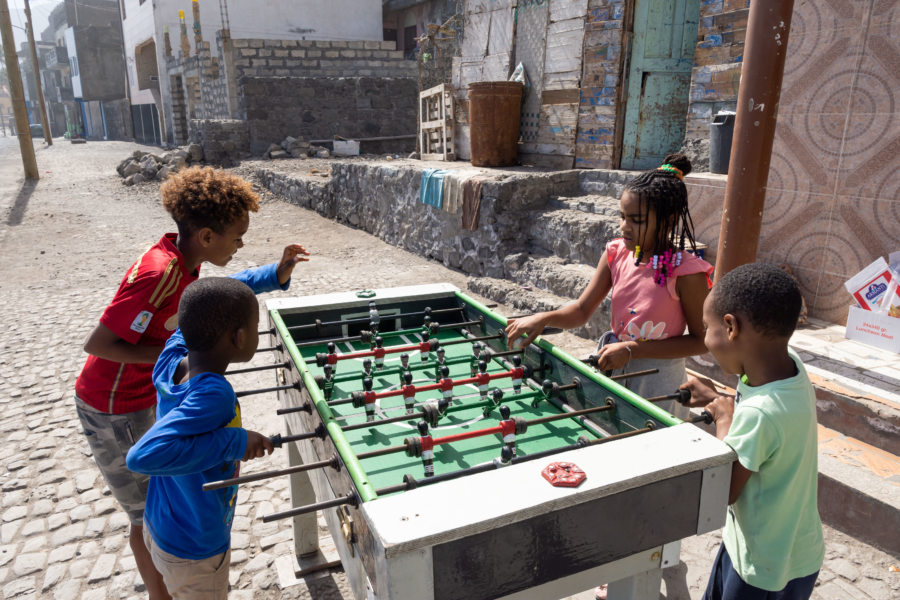 Enfants qui jouent au baby-foot au Cap-Vert
