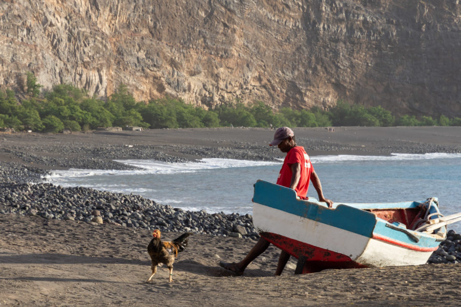 Barque et coq, sur la plage de Tarrafal de Monte Trigo