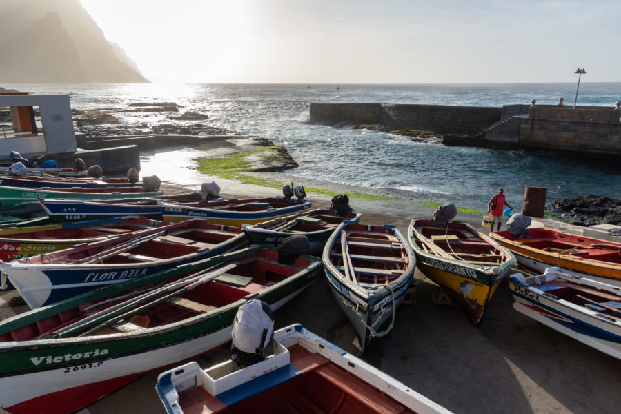 Barques de pêcheurs sur l'île de Ponta do Sol, Cap-Vert