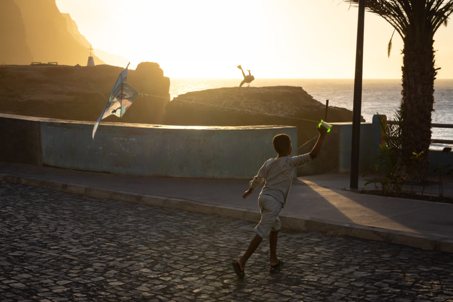 Cerf-volant sur l'île de Village de Ponta do Sol sur l'île de Santo Antão au Cap-Vert