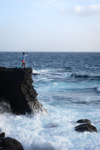 Pêcheur sur une falaise à Ponta do Sol, Cap-Vert