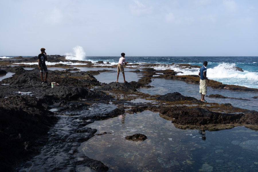 Enfants pêcheurs dans les piscines naturelles de Sinagoga à Santo Antao