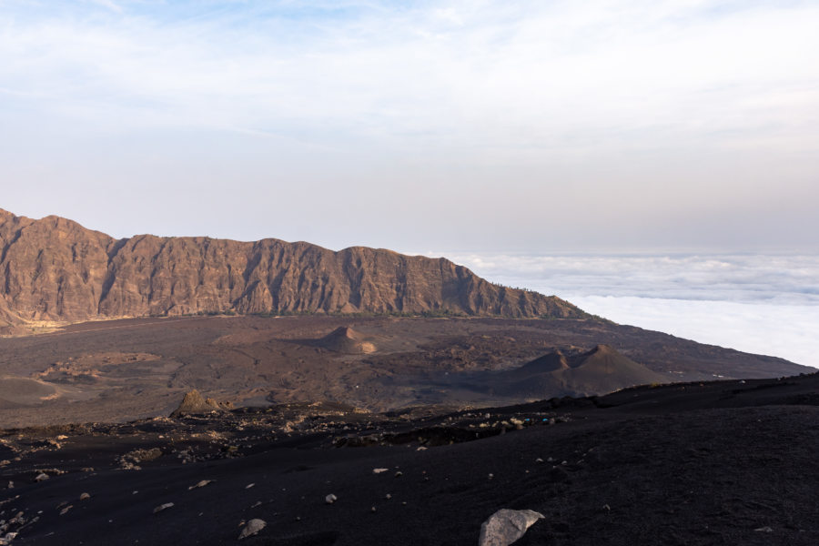 Ascension du Pico do Fogo et vue sur la caldeira et les nuages