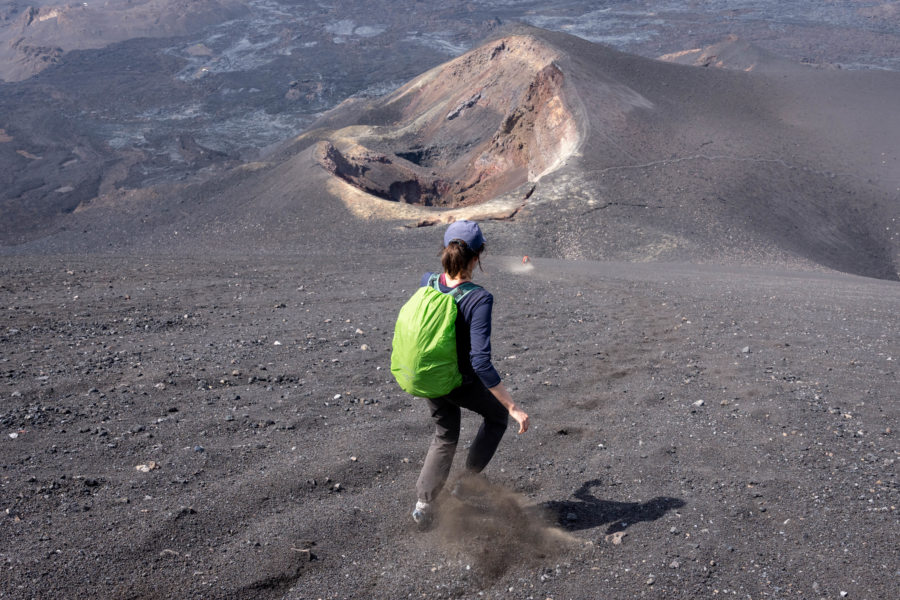 Descente du volcan Fogo en courant dans le sable noir