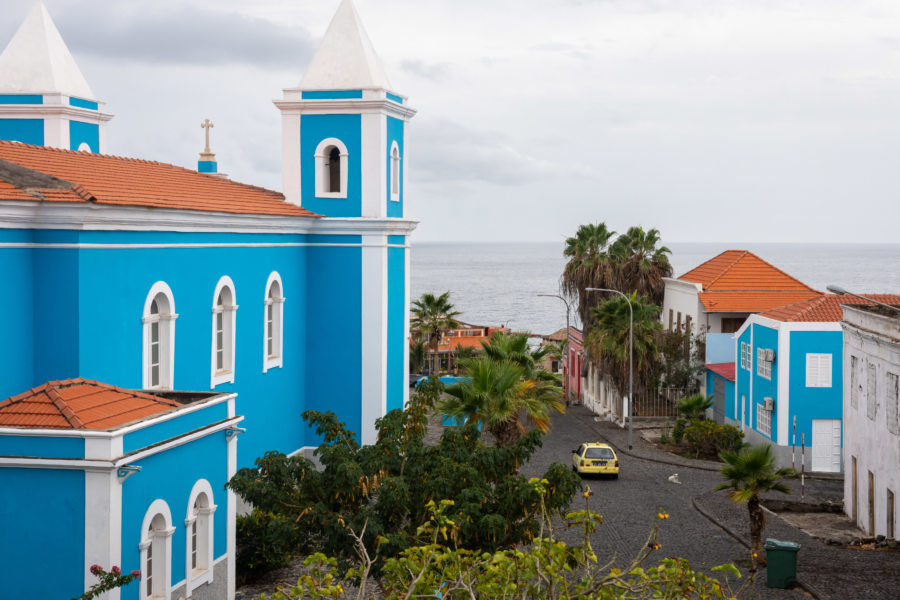 Vue sur l'église de Sao Filipe depuis le musée municipal à Fogo