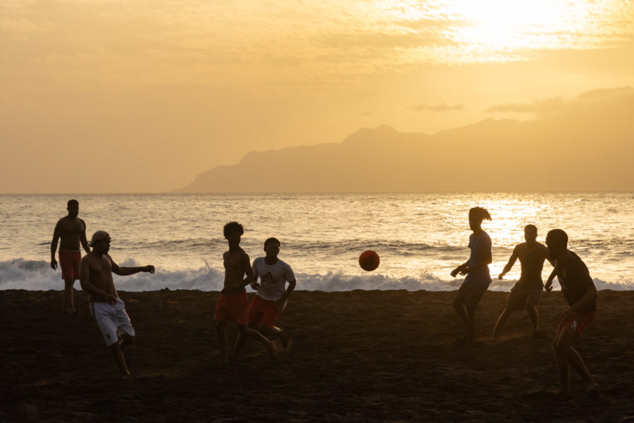 Foot sur la plage au coucher du soleil sur l'île de Fogo, Cap-Vert
