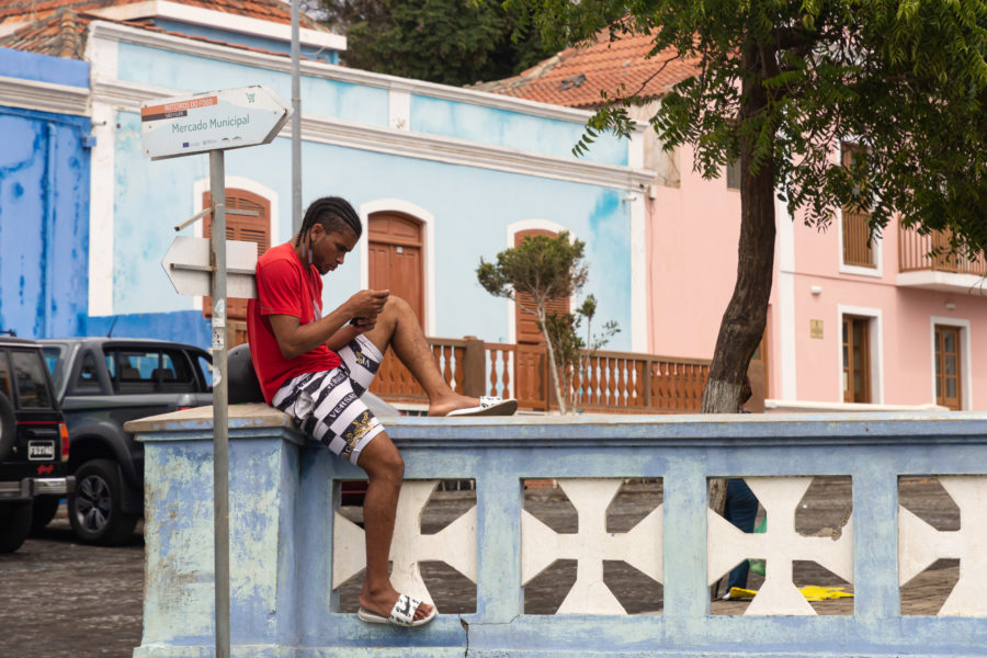 Jeune dans la rue à Sao Filipe, Fogo