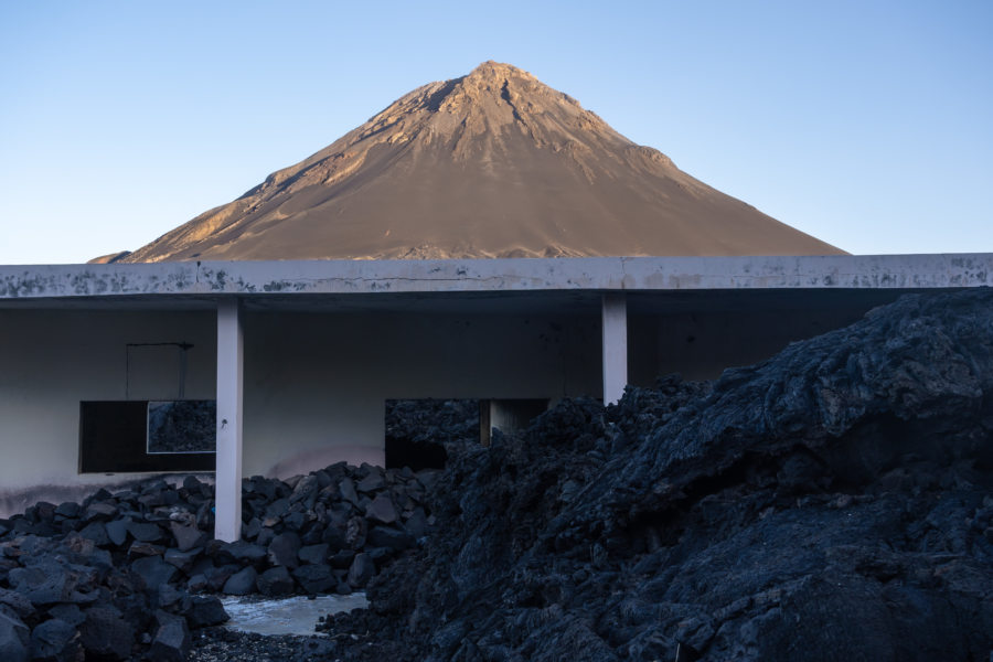 Maison ensevelie dans la caldeira du volcan Pico do Fogo au Cap Vert