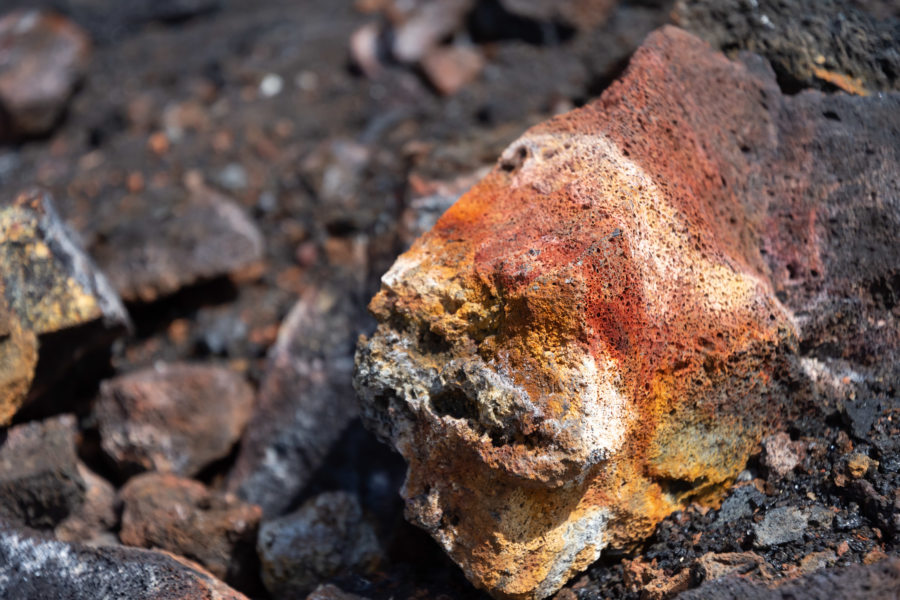 Pierre volcanique multicolore au pied du Fogo