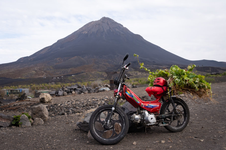 Volcan Pico do Fogo avec mobylette, au Cap Vert