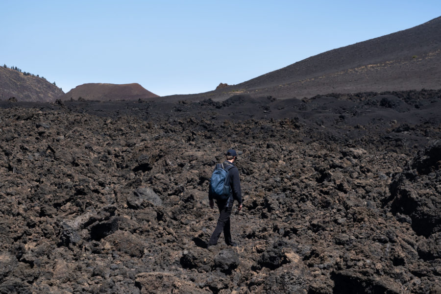 Marche dans la caldeira du volcan de Fogo au Cap-Vert