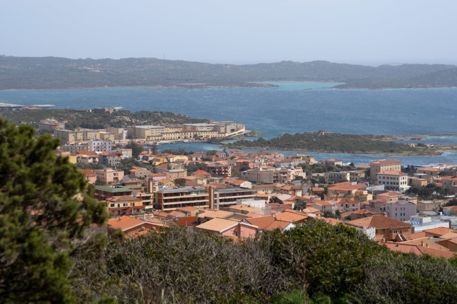 Belvédère au sommet de l'île de la Maddalena en Sardaigne