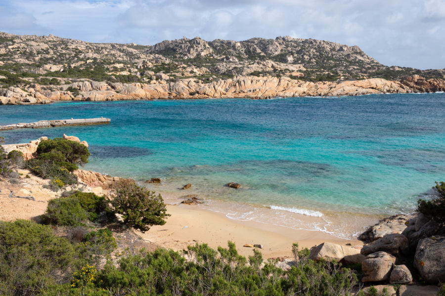 Plage de la cala francese sur l'île de la Maddalena en Sardaigne