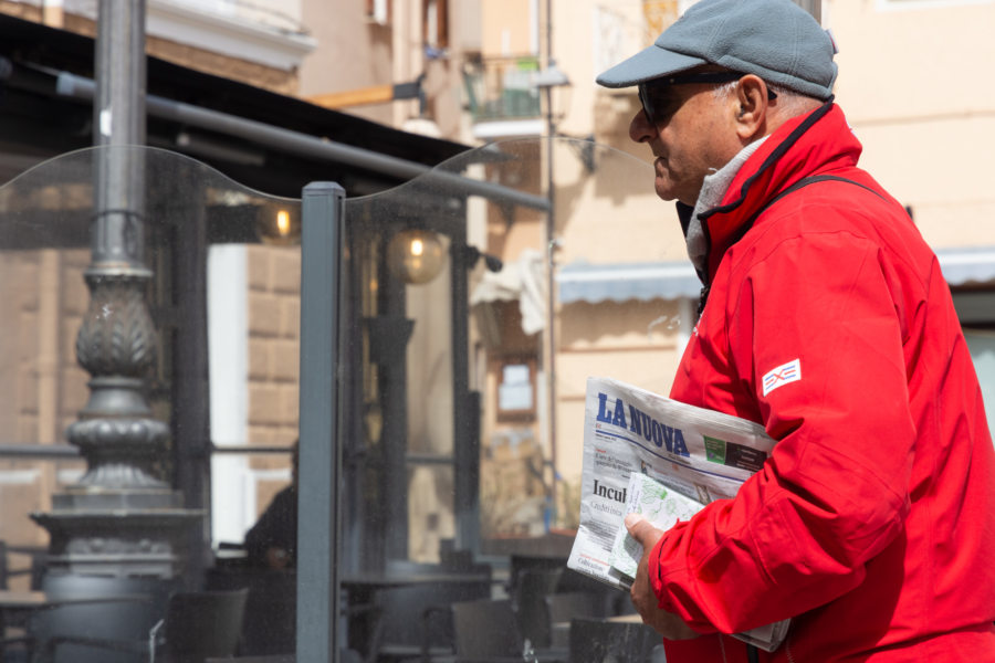 Italien le journal sous le bras en Sardaigne