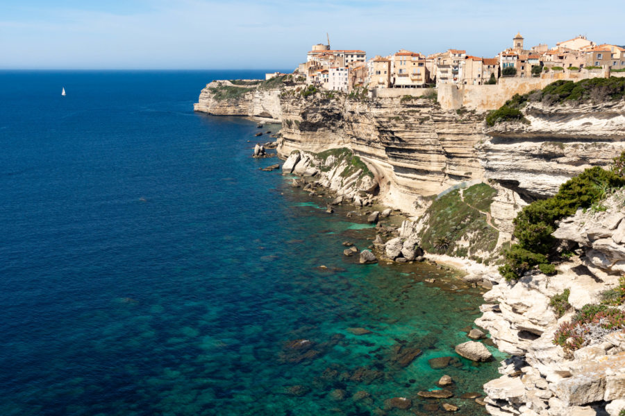 Vue sur Bonifacio perchée sur ses falaises