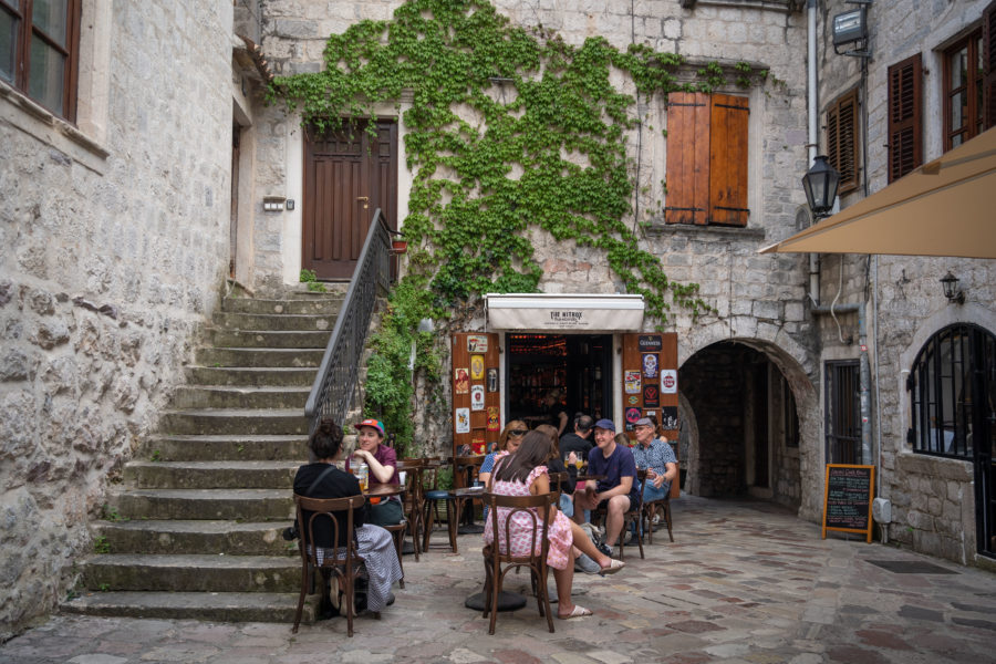 Sortir à Kotor le soir : terrasse de bar dans la vieille ville