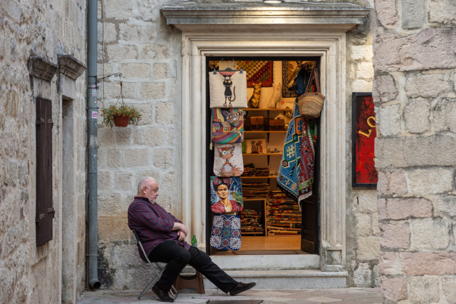 Boutique dans la vieille ville de Kotor au Monténégro