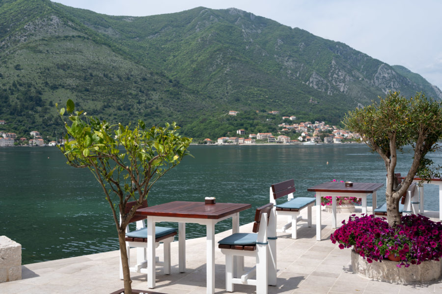 Café au bord de l'eau à Dobrota, bouches de Kotor