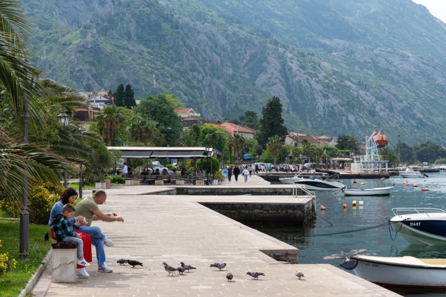 Promenade au bord de l'eau entre Dobrota et Kotor