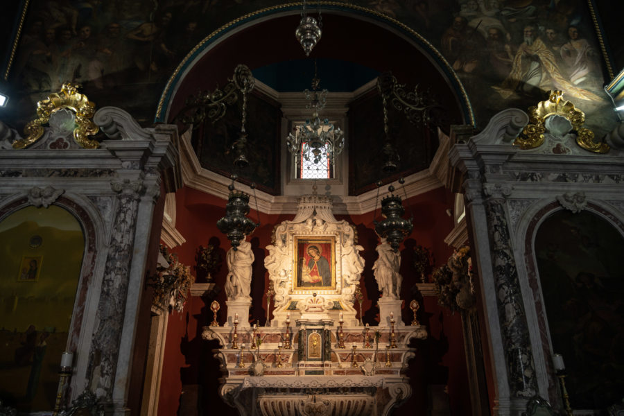 Intérieur de l'église Notre-Dame du Rocher au Monténégro