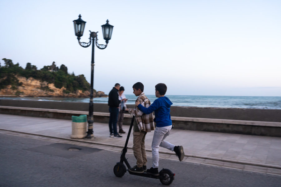 Enfants sur une trottinette à Ulcinj en bord de mer