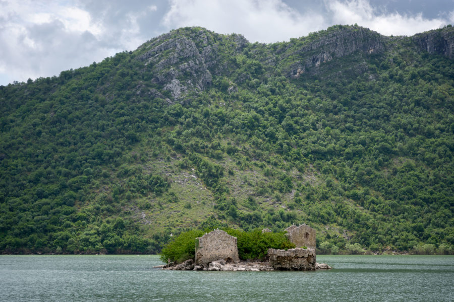 Île de Grmožur sur le lac de Skadar au Monténégro